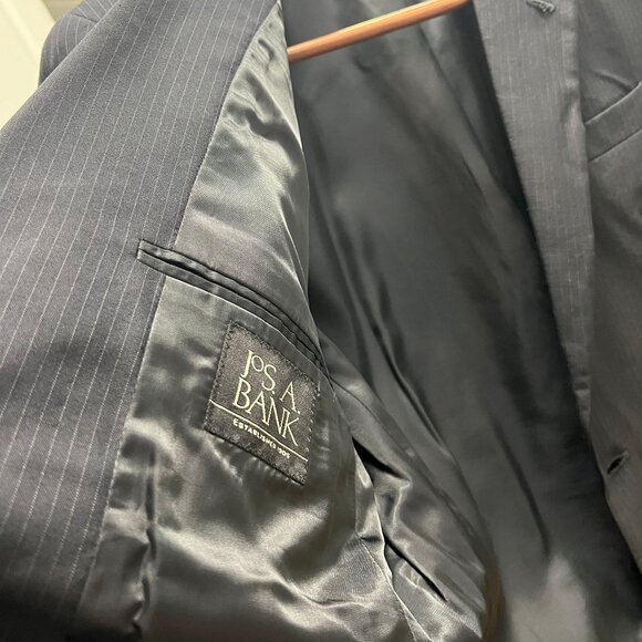 Jos A Bank Executive Collection Suit - 42/34 R (Pre-owned) Good condition & Bag - Picture 2 of 4